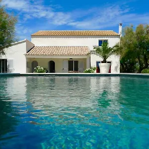 https://mas-des-cabidoules.fr-provencehotel.com